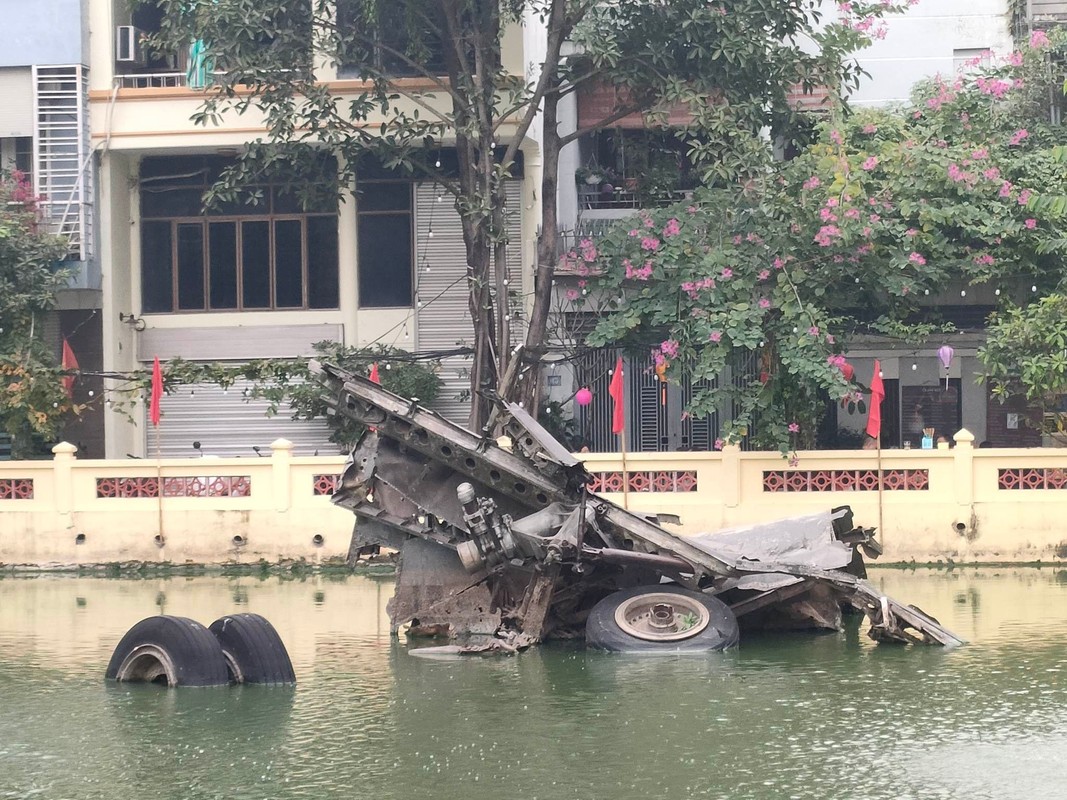 Can canh “Phao dai bay” B-52 duoi long ho Huu Tiep o Ha Noi-Hinh-2