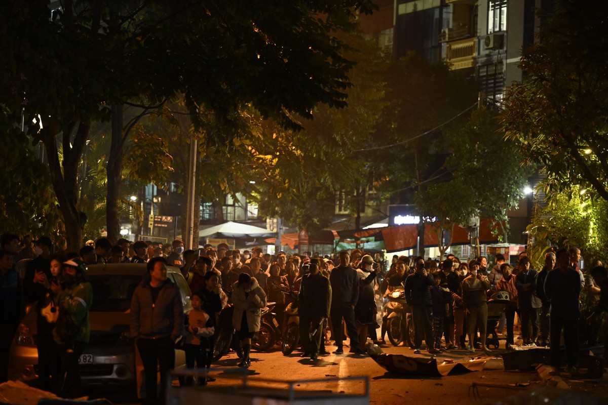 Ha Noi: Chay no lon o cua hang sua xe may, 3 nguoi bi thuong-Hinh-6