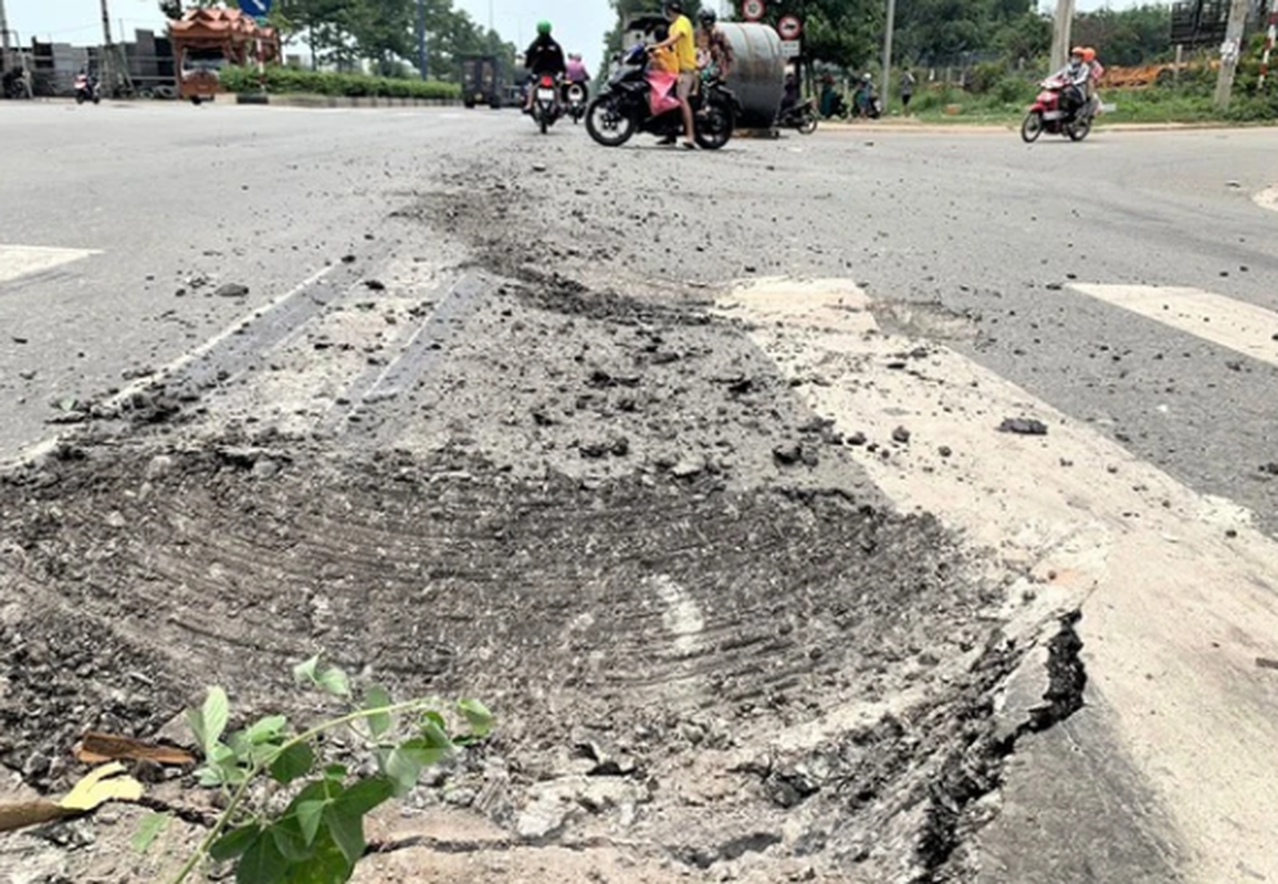 Kinh hoang nhung cuon thep roi, noi o to bi de bep, cho lom duong-Hinh-6