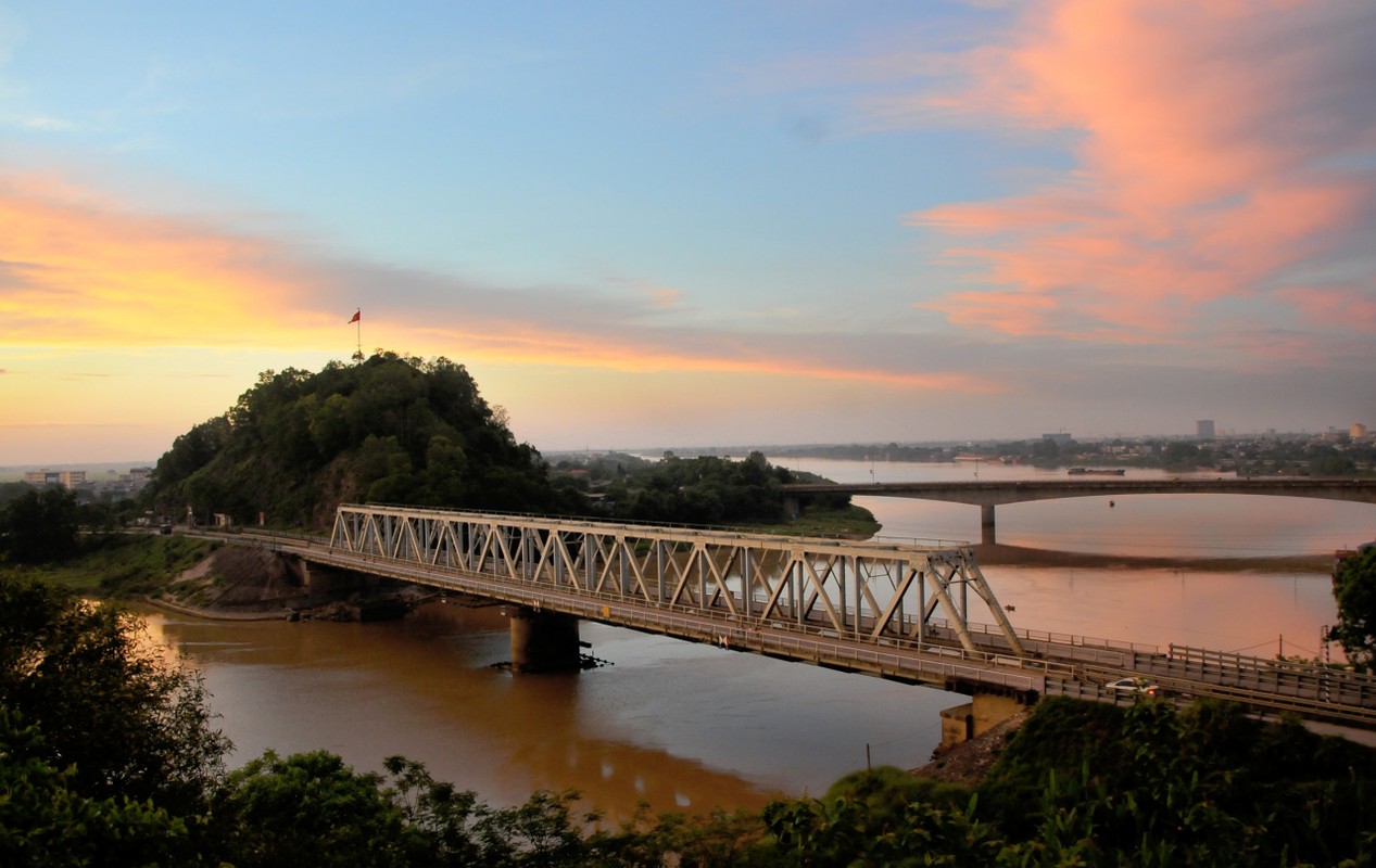 Xac chet trong bao tai noi tren song to ke sat nhan tre tuoi-Hinh-8