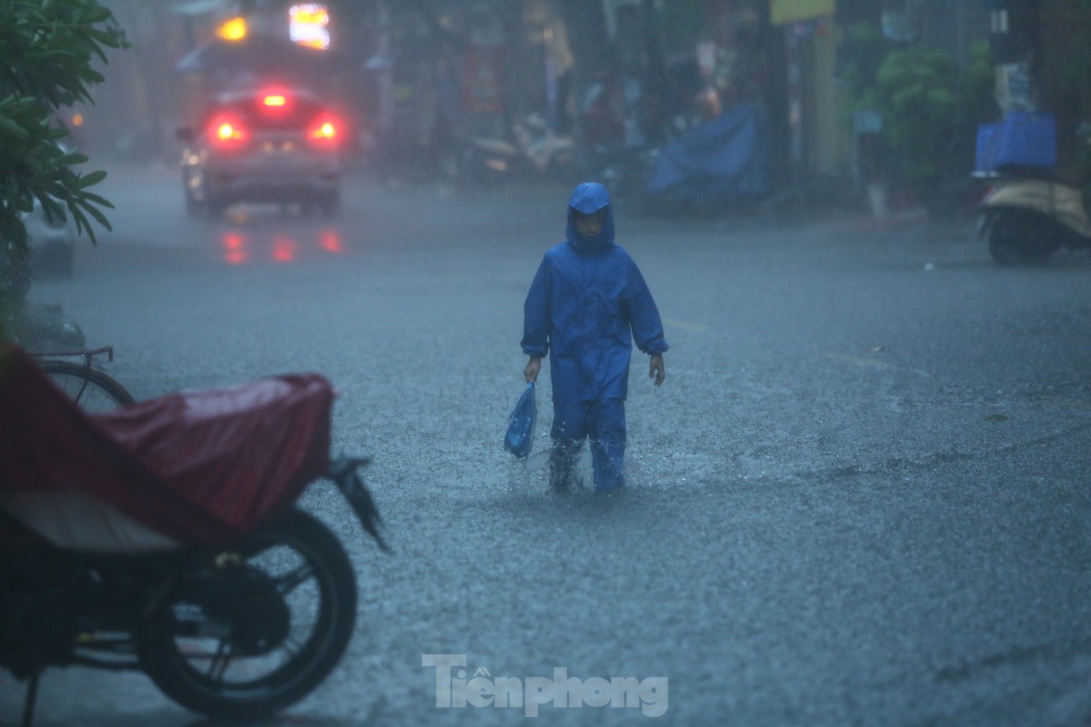 Mua lon trut xuong hang gio, nhieu tuyen pho Ha Noi ngap nang-Hinh-2