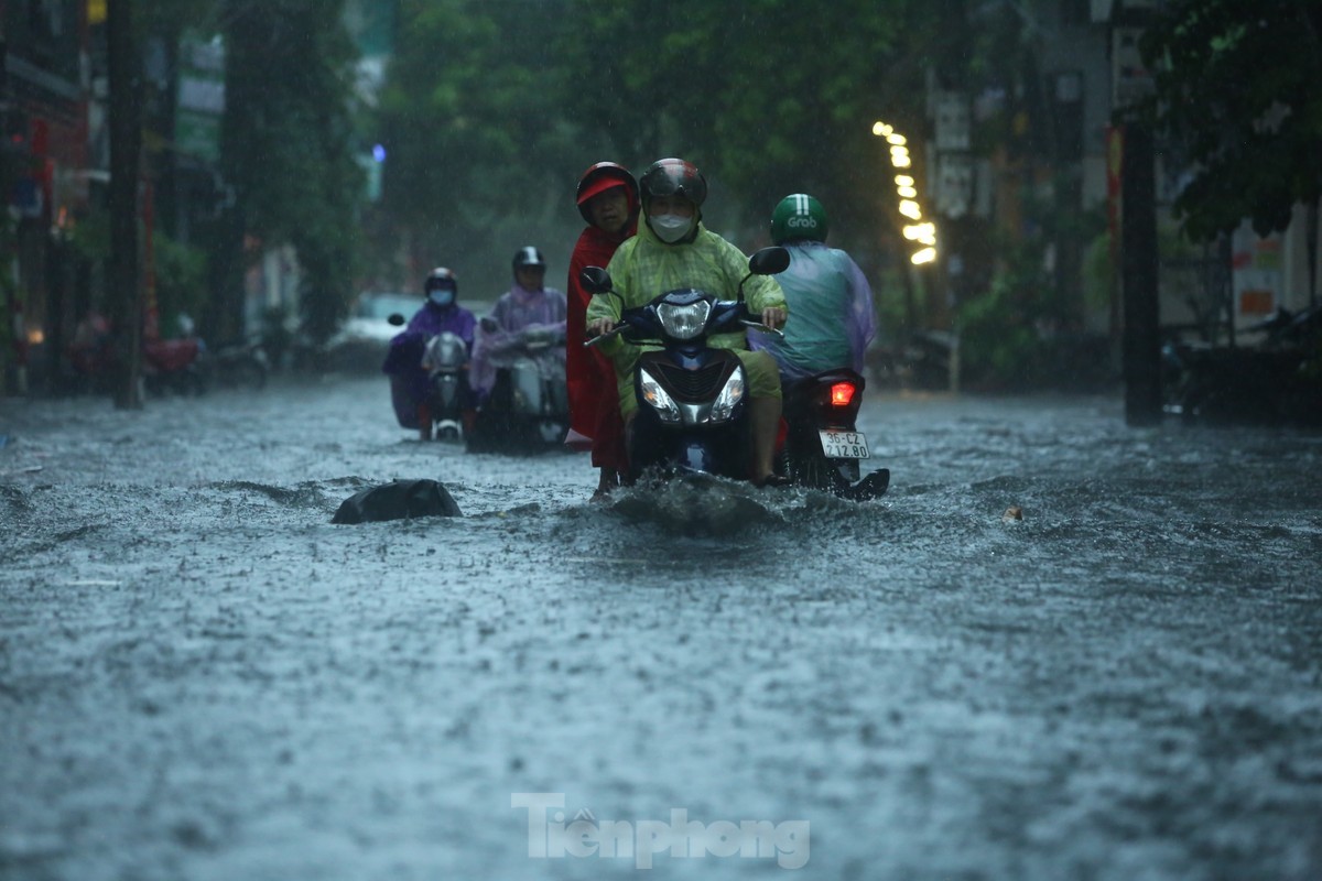 Mua lon trut xuong hang gio, nhieu tuyen pho Ha Noi ngap nang-Hinh-4