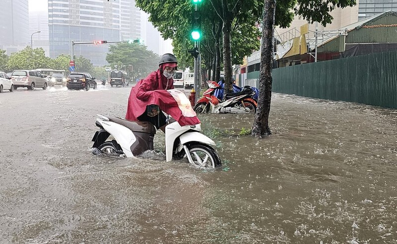 Nhieu tuyen pho Ha Noi bi ngap sau trong con mua lon keo dai-Hinh-7