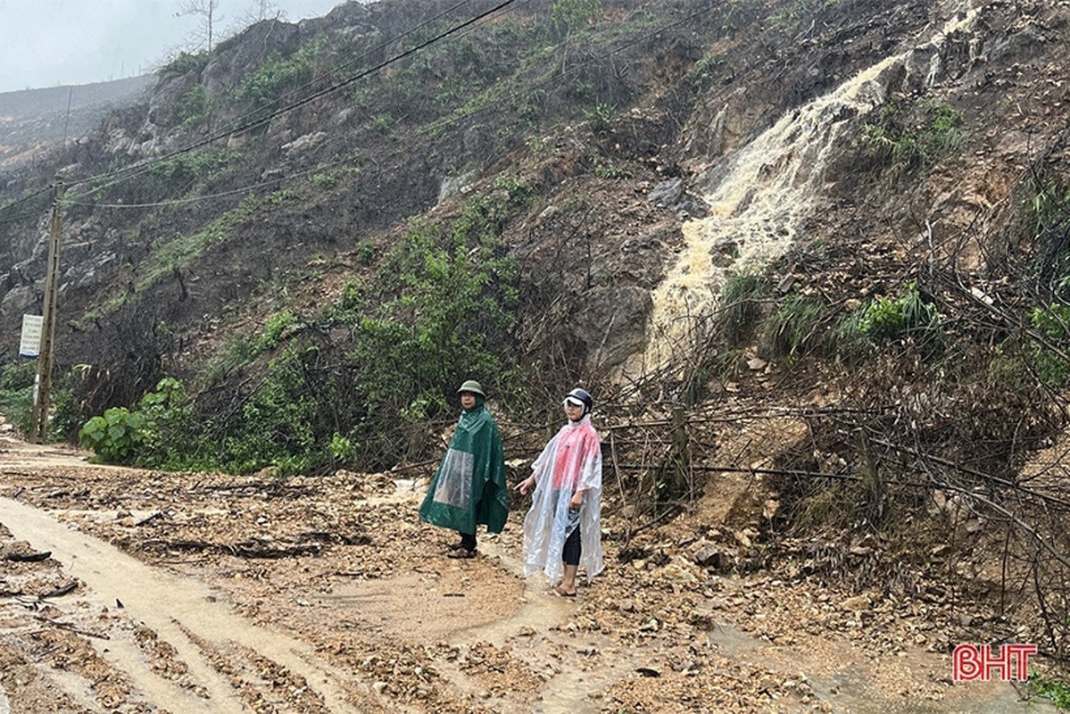 Mua lu tai Ha Tinh, nuoc ngap, tuong sap, mot nu sinh bi thuong-Hinh-11