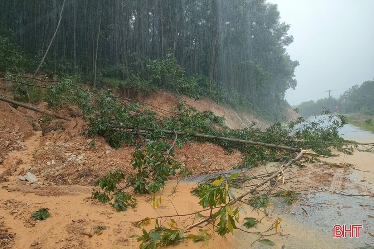 Mua lu tai Ha Tinh, nuoc ngap, tuong sap, mot nu sinh bi thuong-Hinh-12