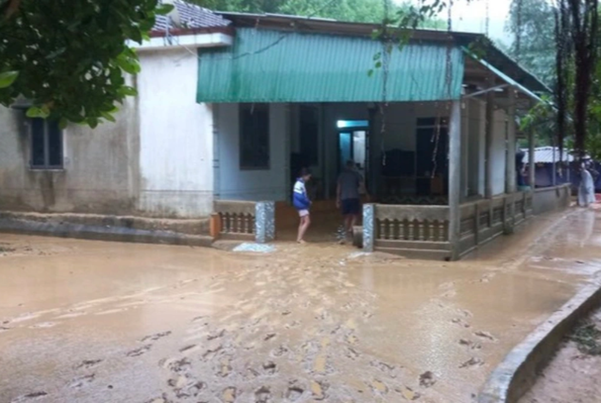 Mua lu tai Ha Tinh, nuoc ngap, tuong sap, mot nu sinh bi thuong-Hinh-3