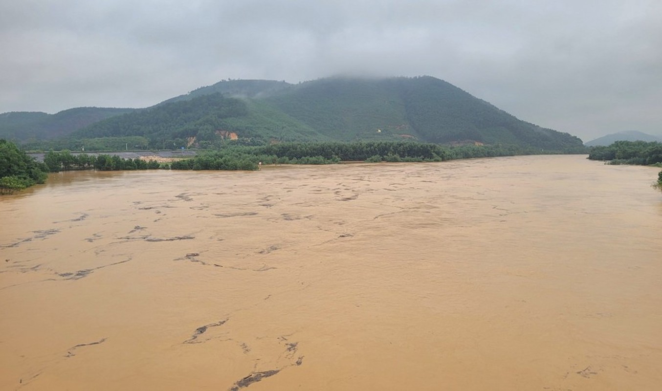 Mua lu tai Ha Tinh, nuoc ngap, tuong sap, mot nu sinh bi thuong-Hinh-5