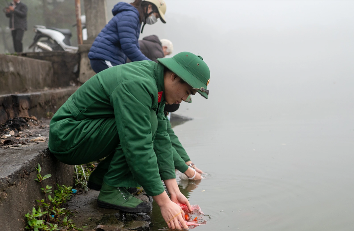 Xem nguoi Ha Noi tha ca chep tien ong Tao chau troi-Hinh-7