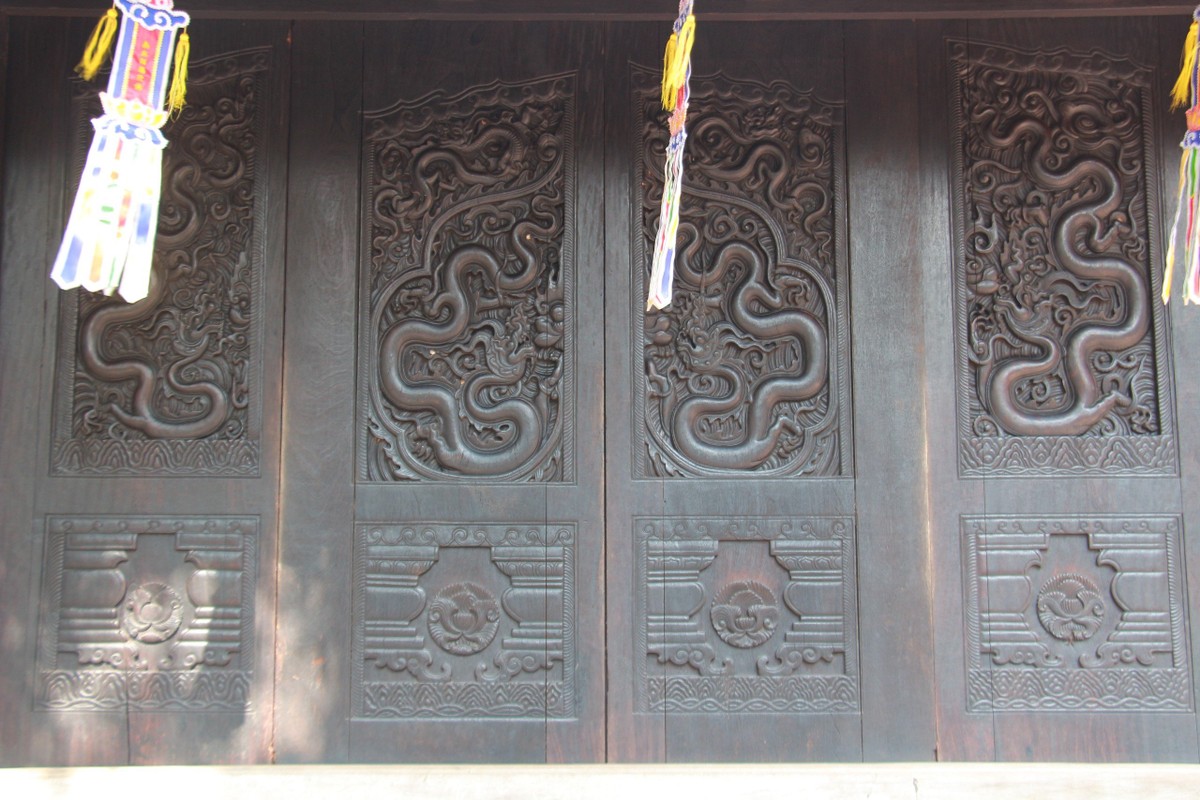 View - 	4 cánh cửa khắc hình rồng sóng nước ở Nam Định báu vật vô giá