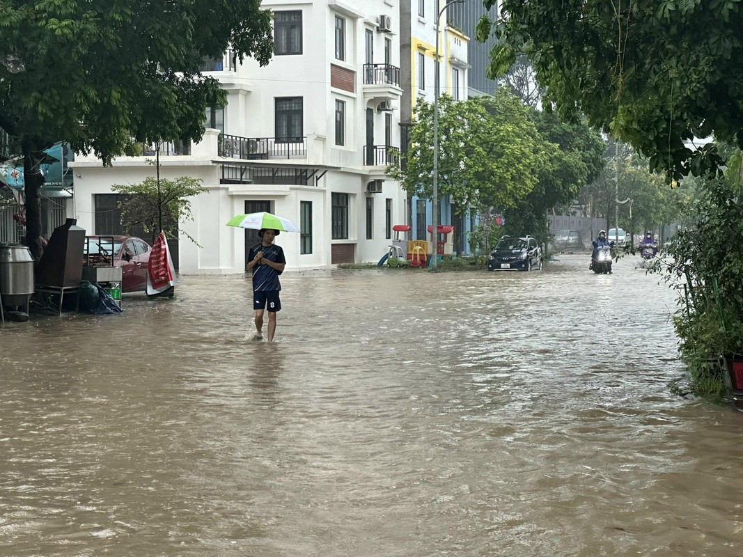 View - 	Mưa lớn khiến nhiều tuyến phố Hà Nội ngập sâu trong biển nước