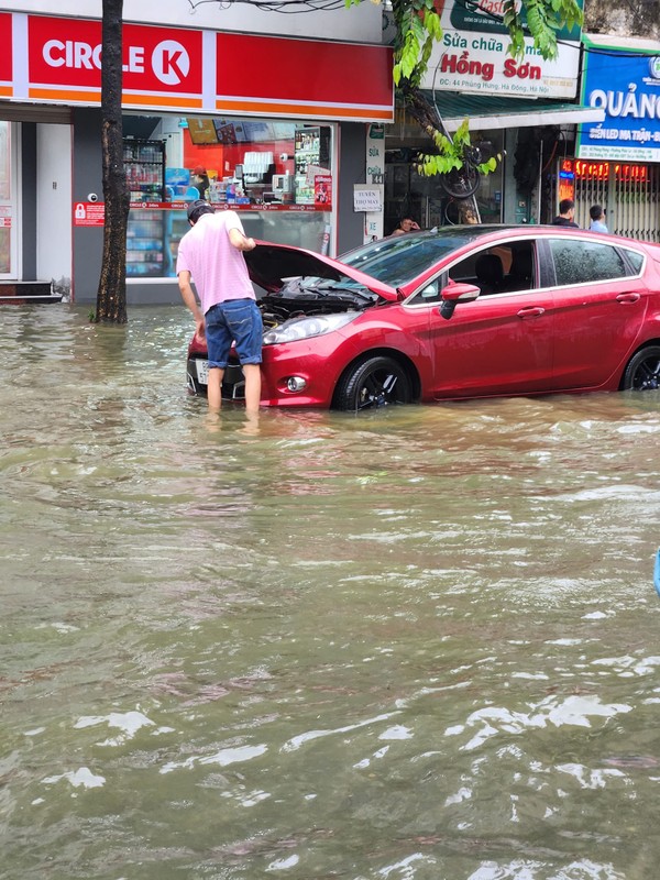 Mua lon keo dai, nhieu tuyen duong o Ha Noi bi ngap sau-Hinh-12