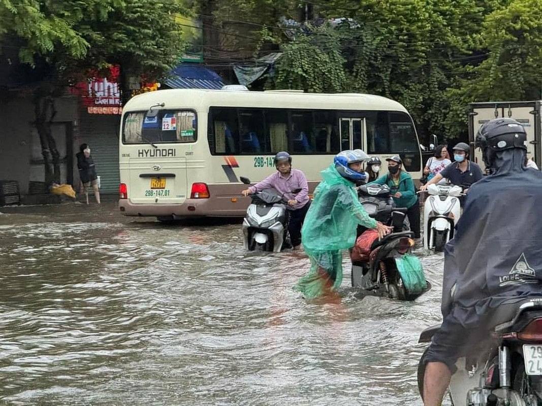 View - 	Mưa lớn kéo dài, nhiều tuyến đường ở Hà Nội bị ngập sâu