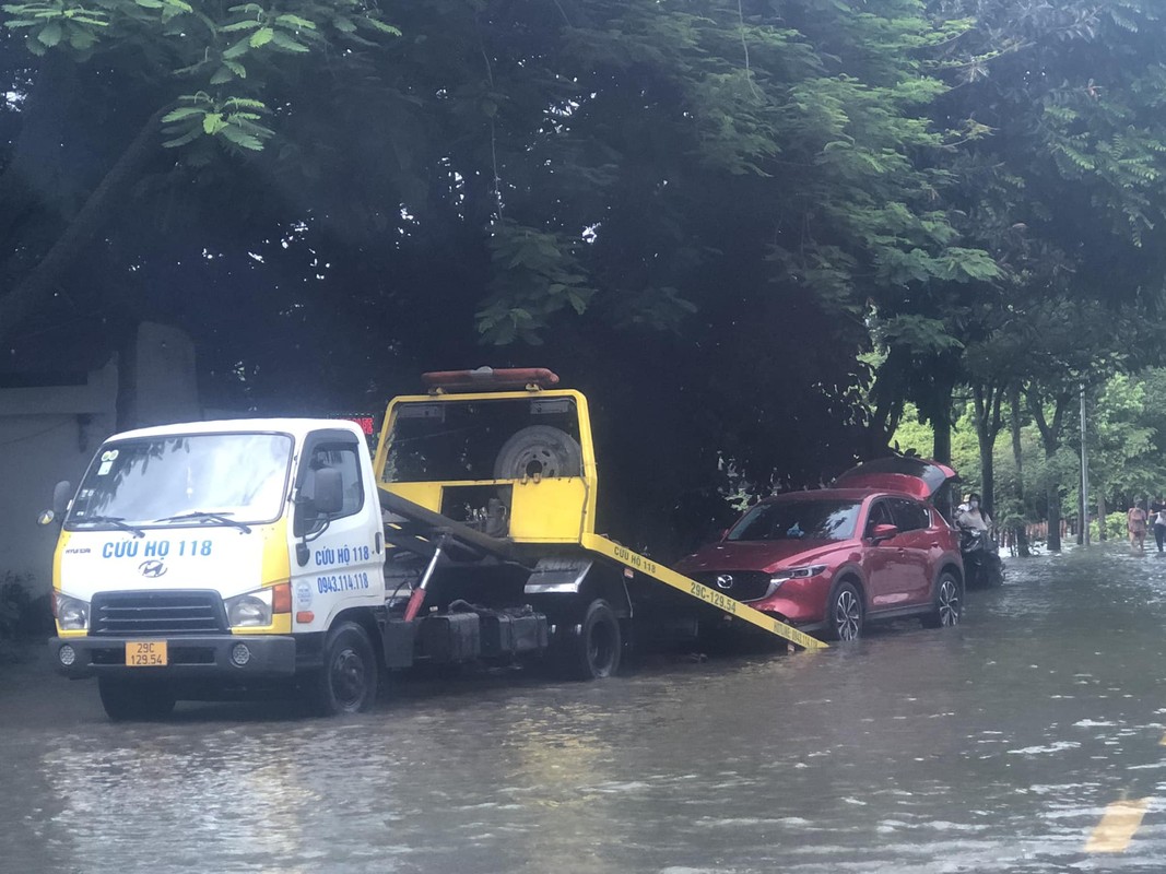 Mua lon keo dai, nhieu tuyen duong o Ha Noi bi ngap sau-Hinh-2