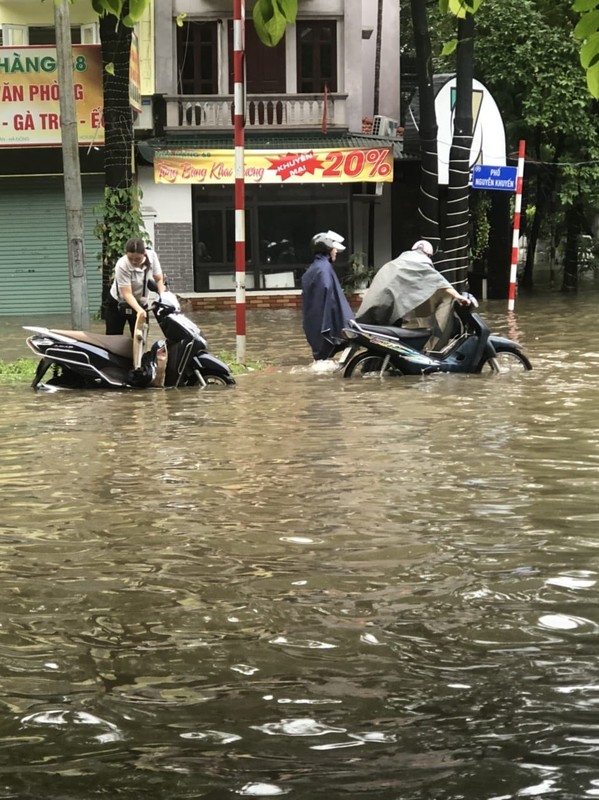 View - 	Mưa lớn kéo dài, nhiều tuyến đường ở Hà Nội bị ngập sâu