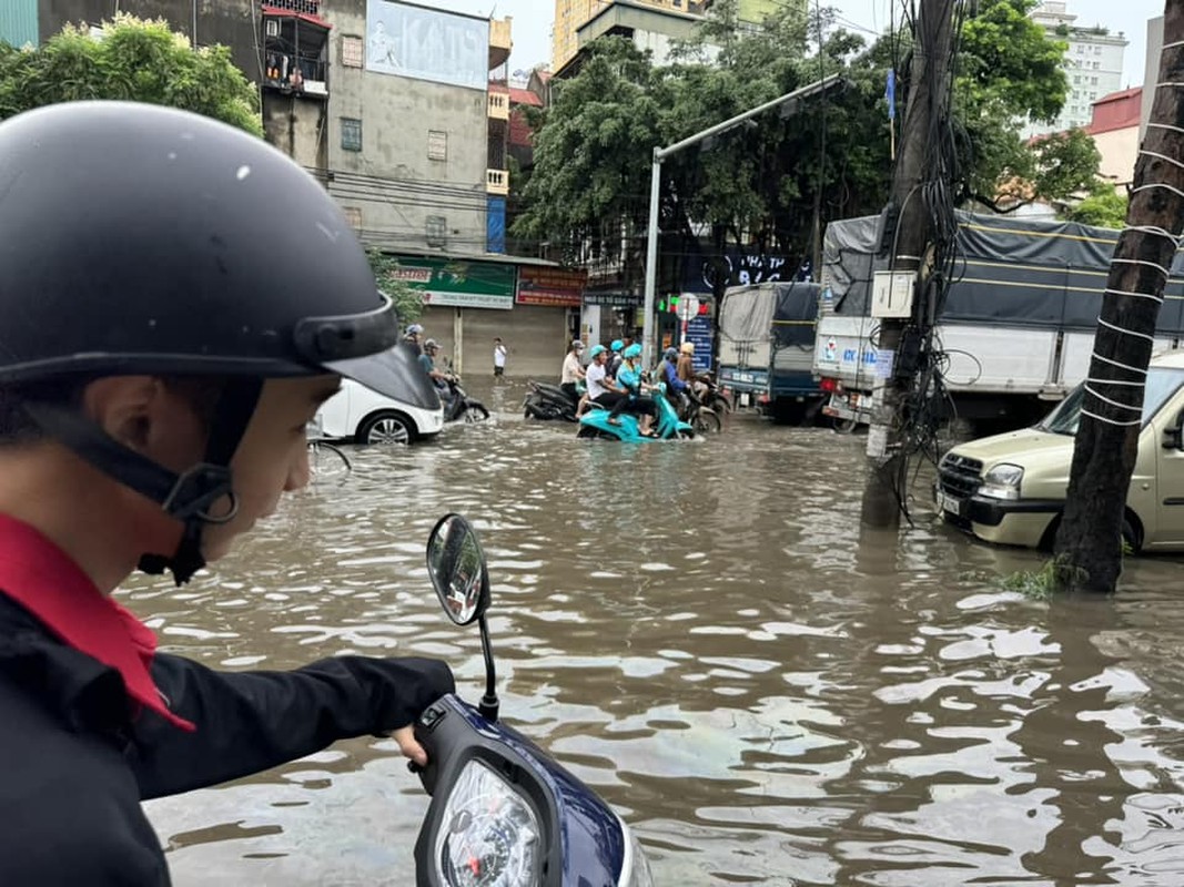 View - 	Mưa lớn kéo dài, nhiều tuyến đường ở Hà Nội bị ngập sâu