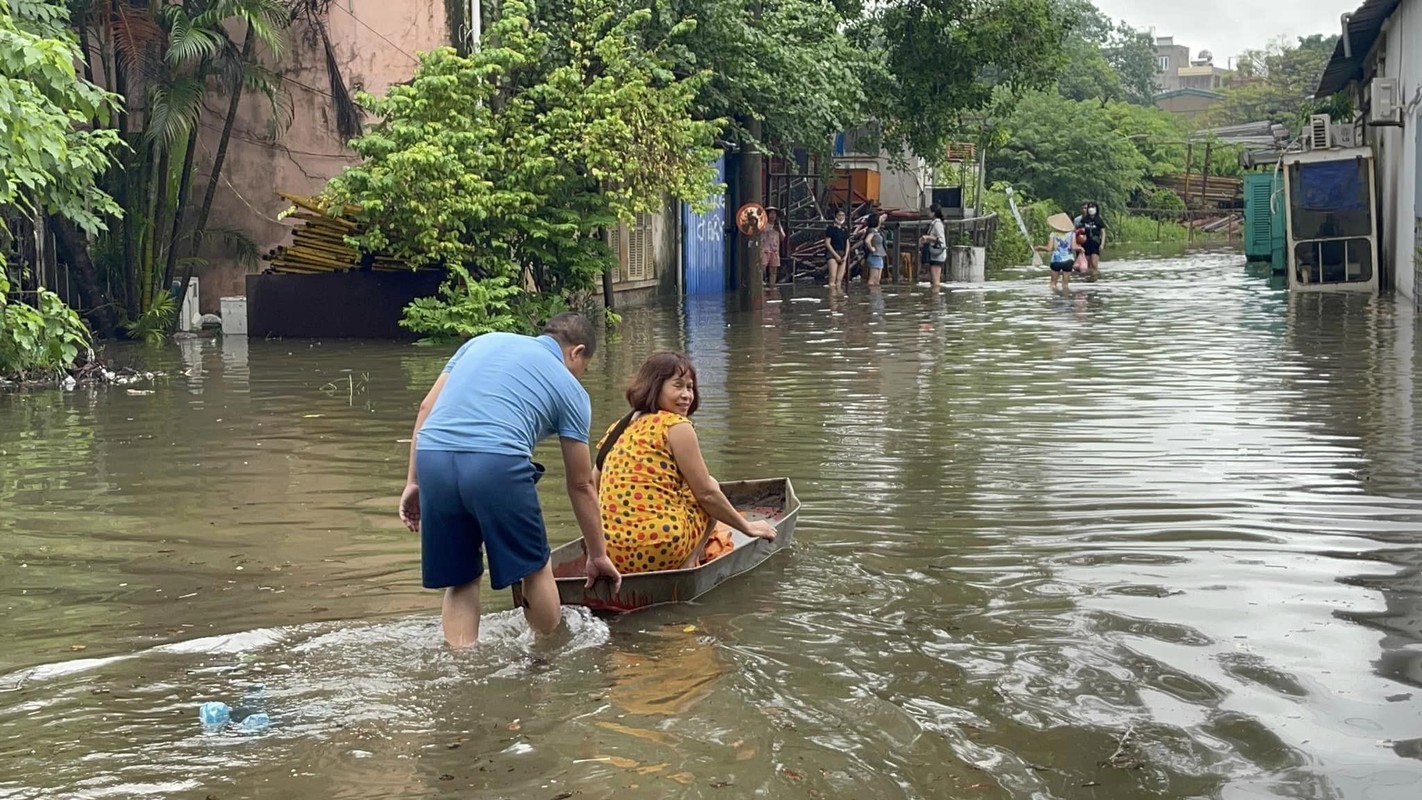 Mua lon keo dai, nhieu tuyen duong o Ha Noi bi ngap sau-Hinh-9