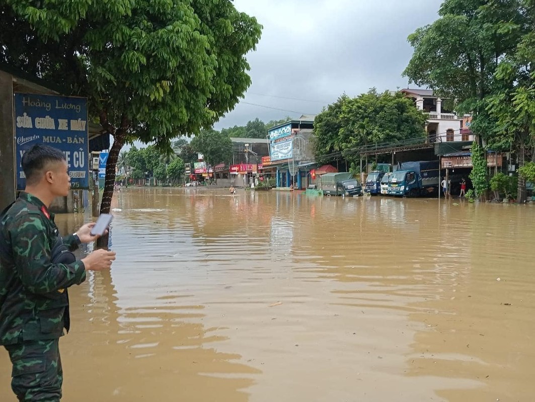 View - 	Thái Nguyên Nhiều nơi chìm trong biển nước hàng loạt ô tô ngập 