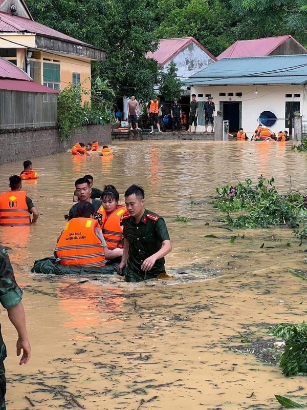 View - 	Thái Nguyên Nhiều nơi chìm trong biển nước hàng loạt ô tô ngập 