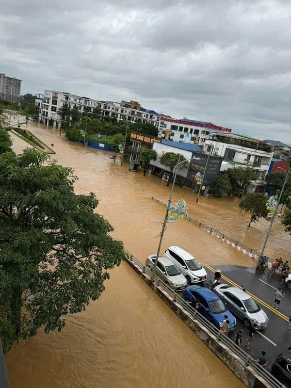 View - 	Thái Nguyên Nhiều nơi chìm trong biển nước hàng loạt ô tô ngập 