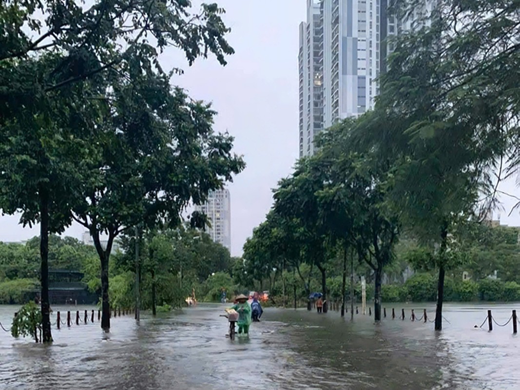 Ha Noi: Nuoc song Hong dang cao, nhieu tuyen duong ngap trong bien nuoc-Hinh-10