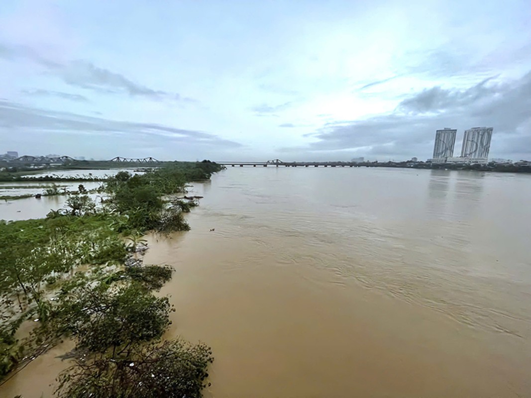 View - 	Hà Nội Nước sông Hồng dâng cao nhiều tuyến đường ngập trong biể