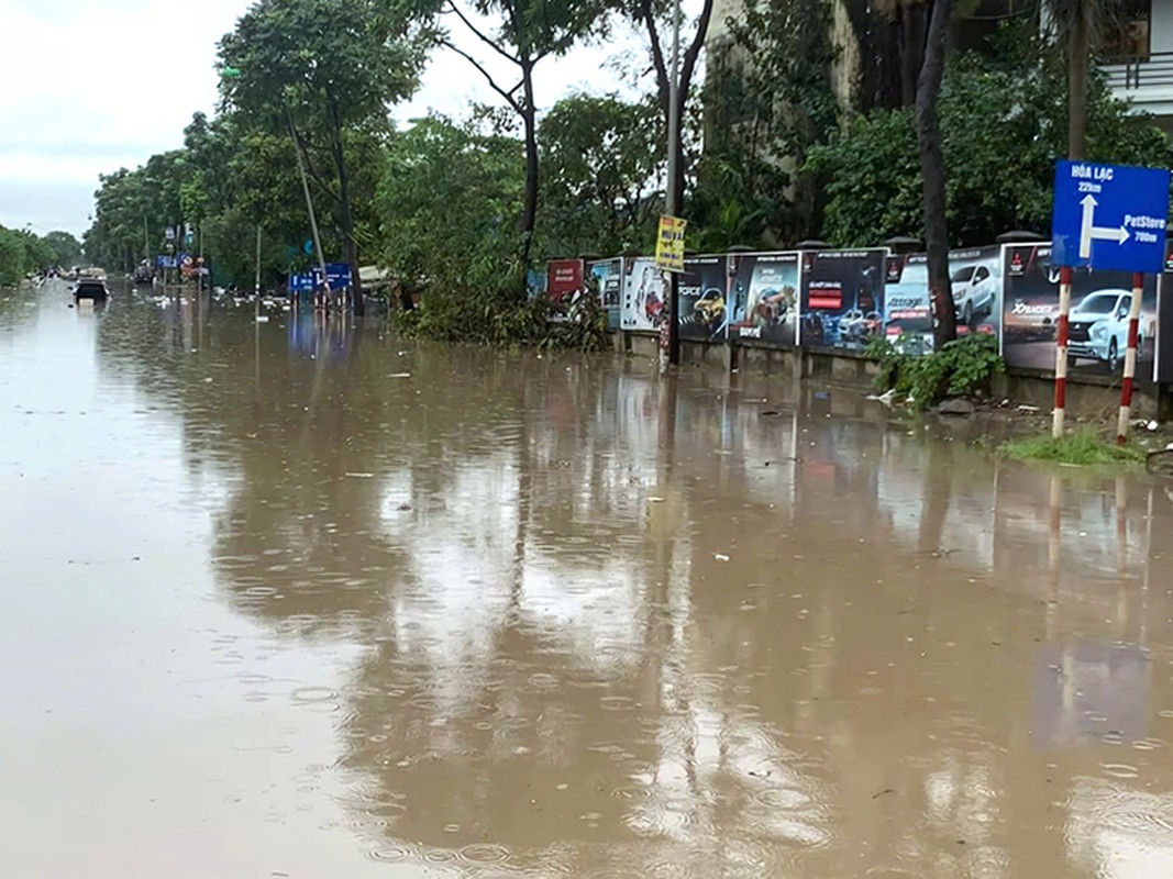 Ha Noi: Nuoc song Hong dang cao, nhieu tuyen duong ngap trong bien nuoc