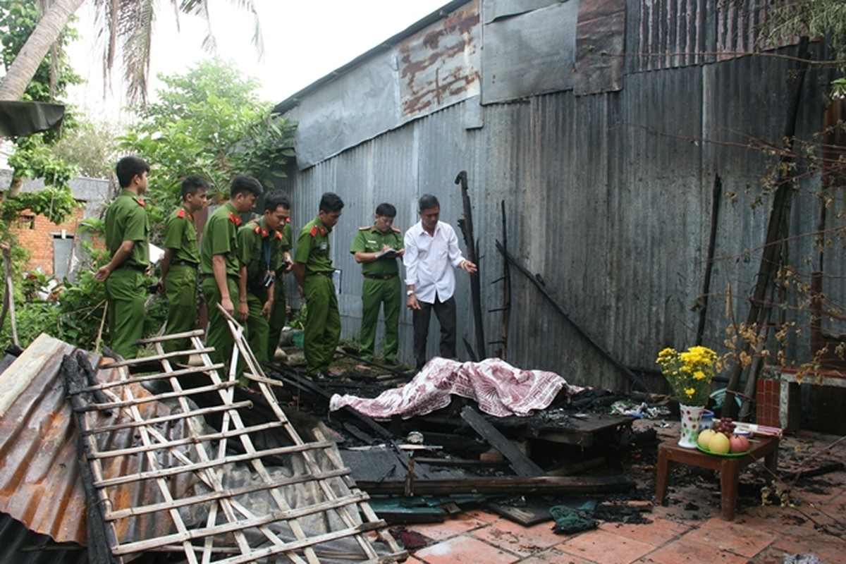 Thi the doi nam nu trong ngoi nha chay va bi an ron nguoi-Hinh-2