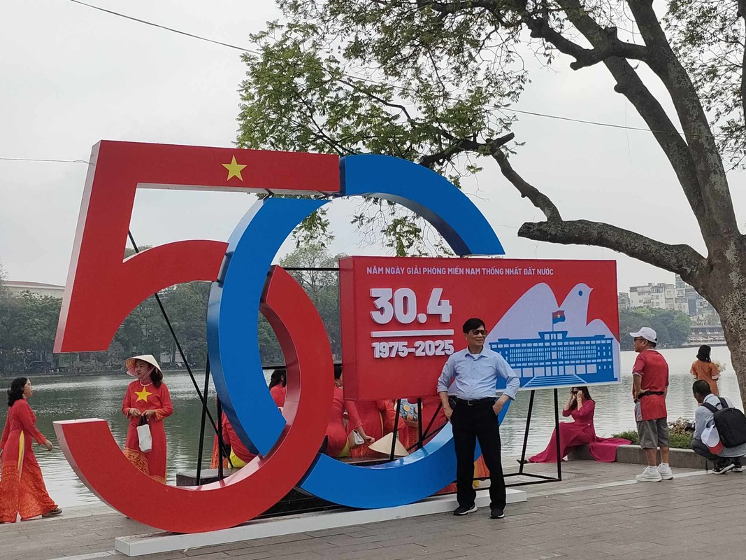 Ha Noi ruc ro co hoa chao mung ky niem 30/4-Hinh-9