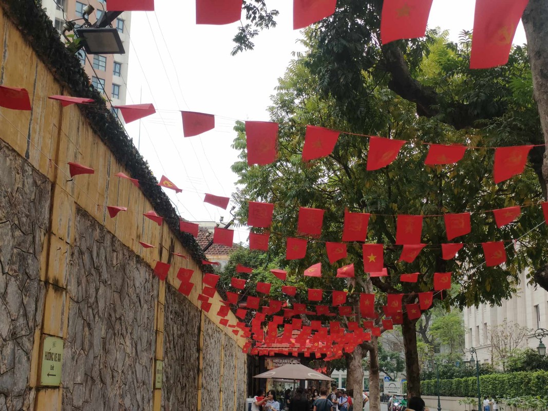 Ha Noi ruc ro co hoa chao mung ky niem 30/4