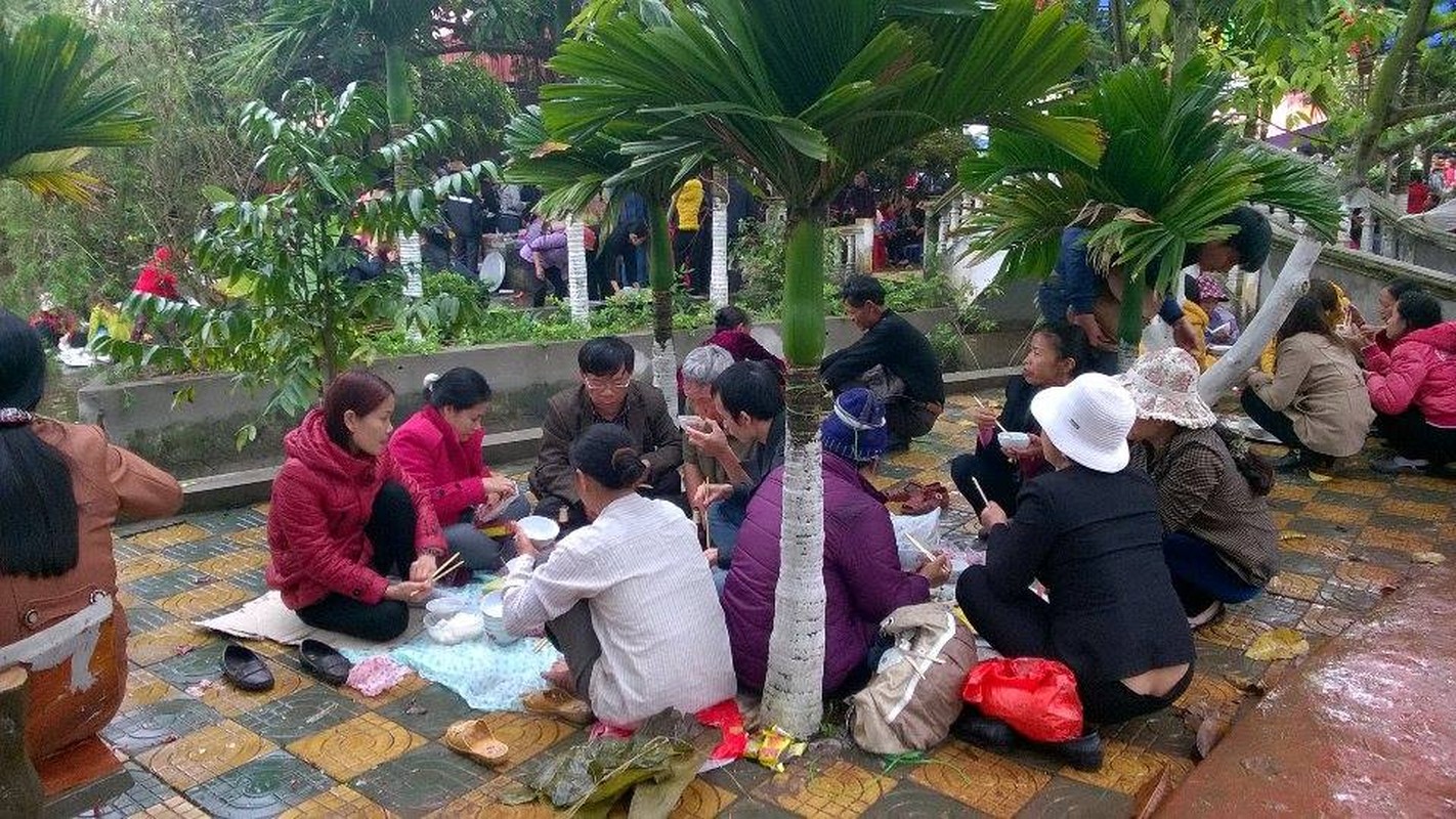 Hang nghin nguoi tranh nhau, va vat an com Phu Mau The-Hinh-9