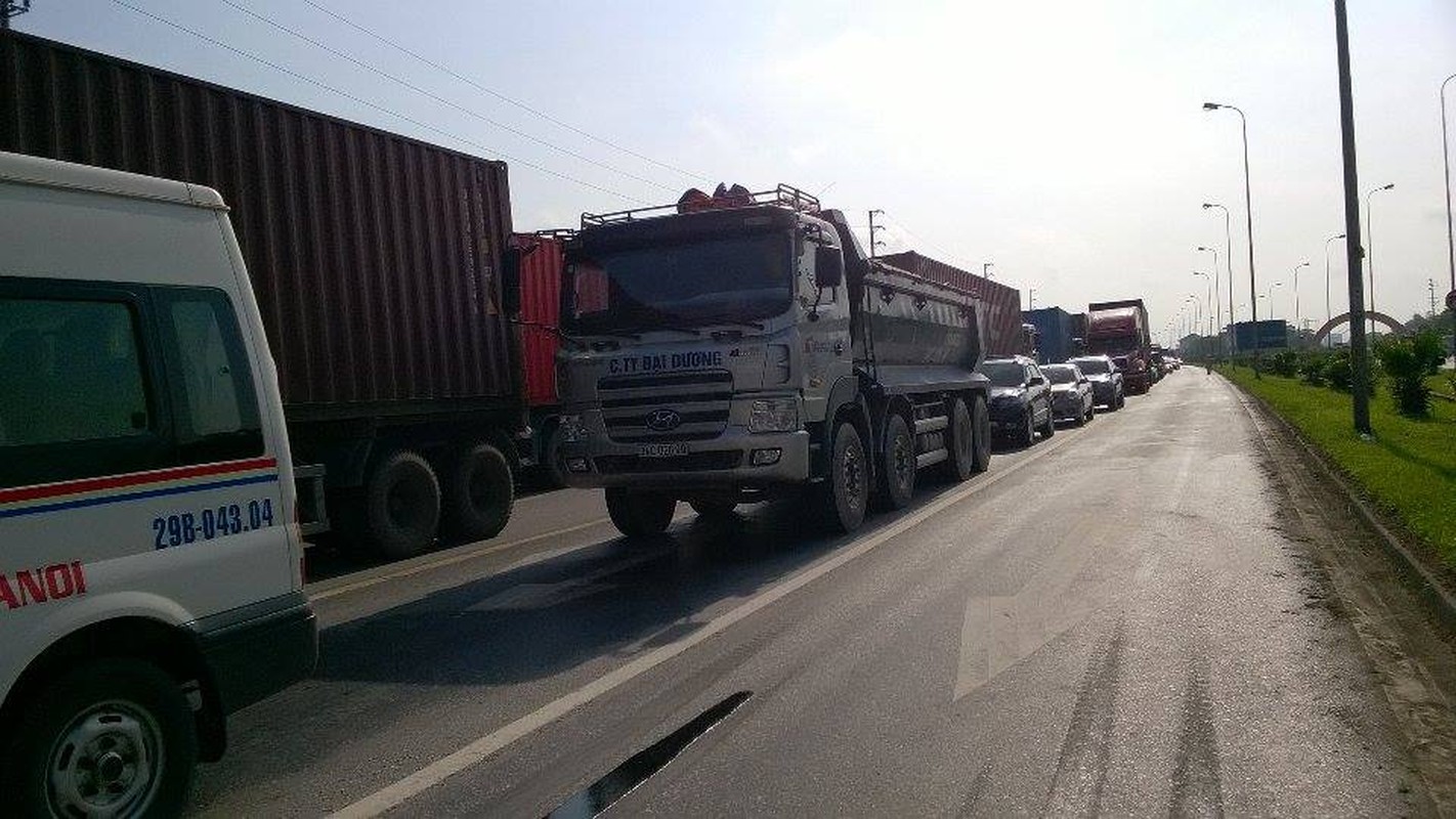 Tai xe container ngu gat, tai nan lien hoan tren quoc lo 5-Hinh-12