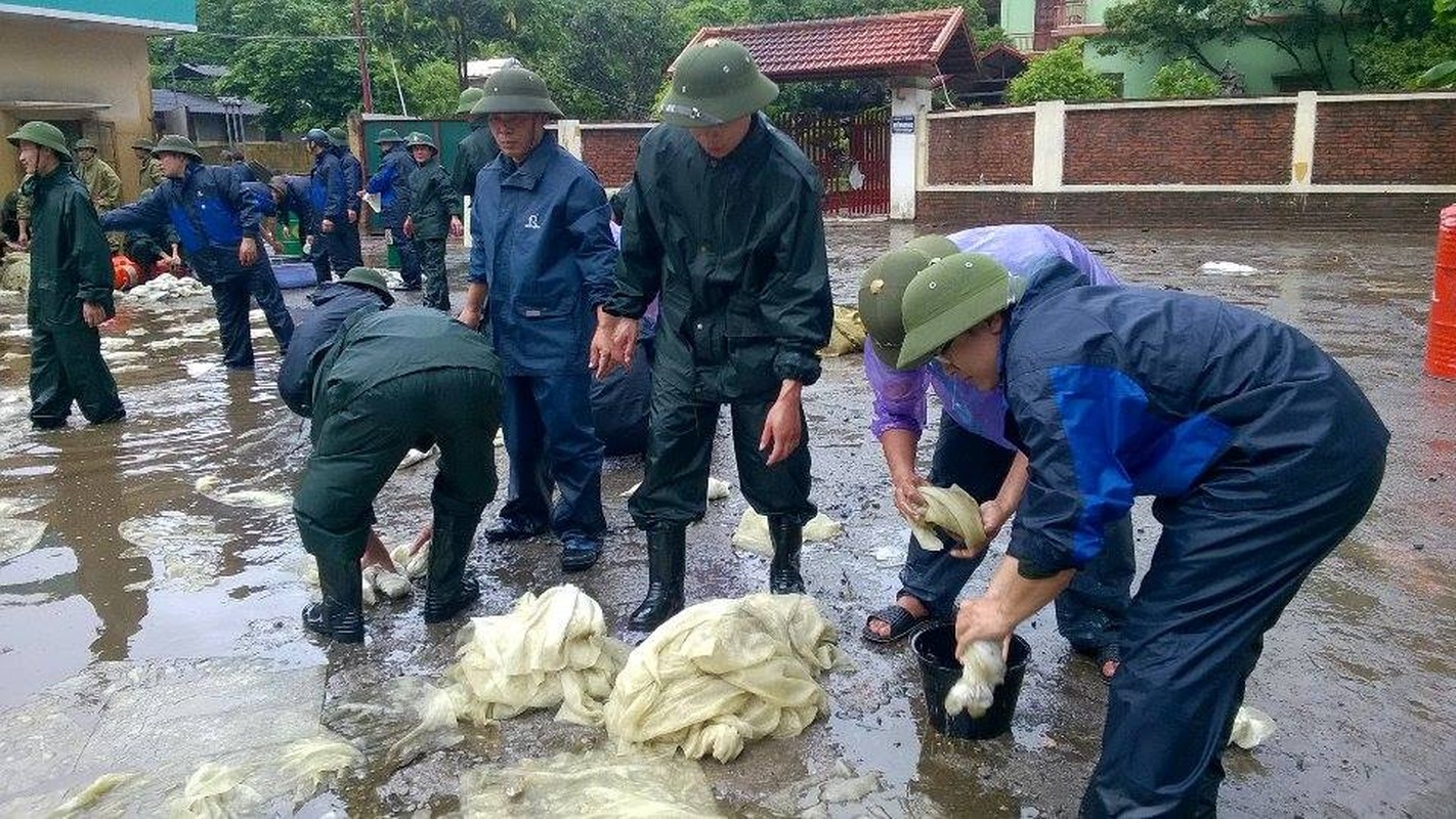 Can canh cuu cay xang bi ro ri trong mua lu o Quang Ninh-Hinh-10