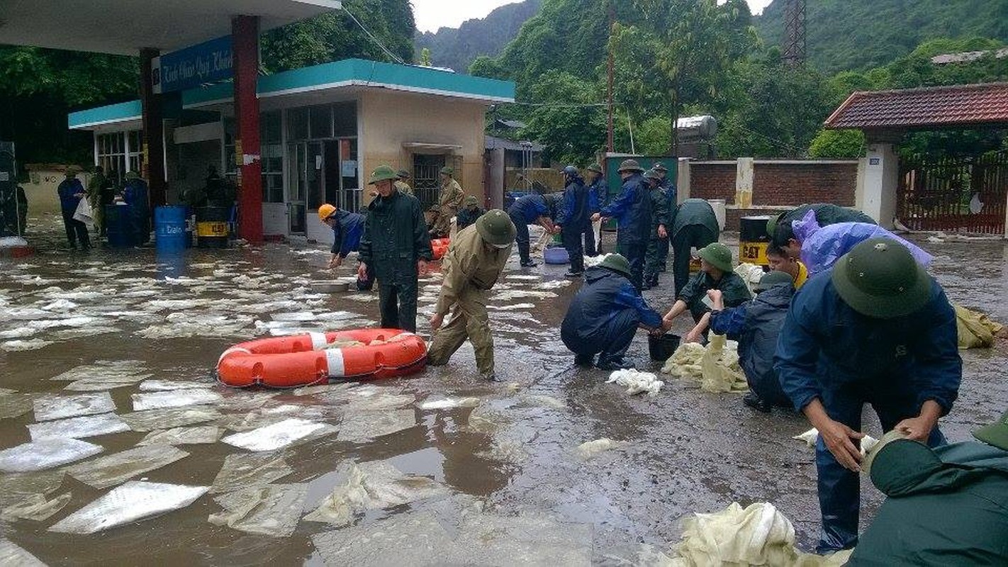 Can canh cuu cay xang bi ro ri trong mua lu o Quang Ninh-Hinh-11