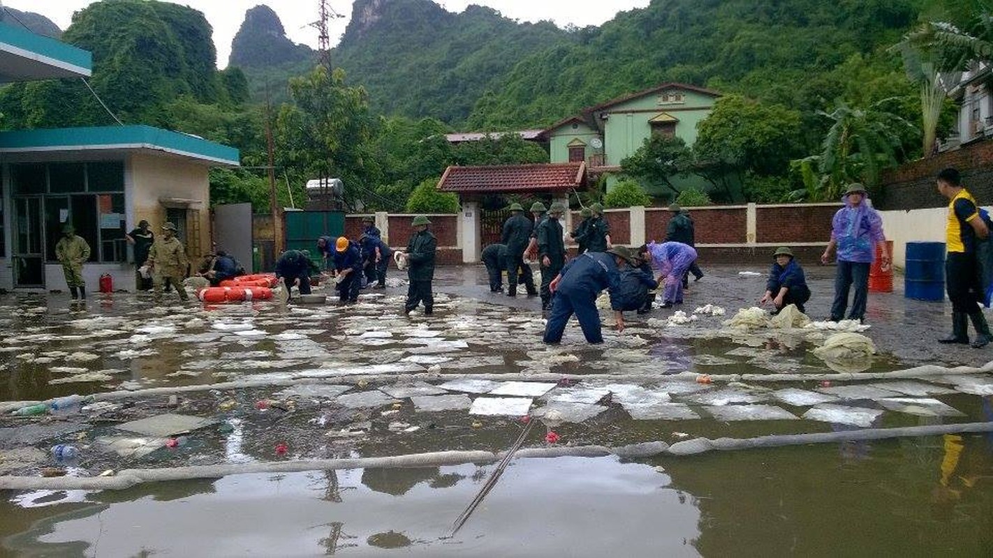 Can canh cuu cay xang bi ro ri trong mua lu o Quang Ninh-Hinh-12