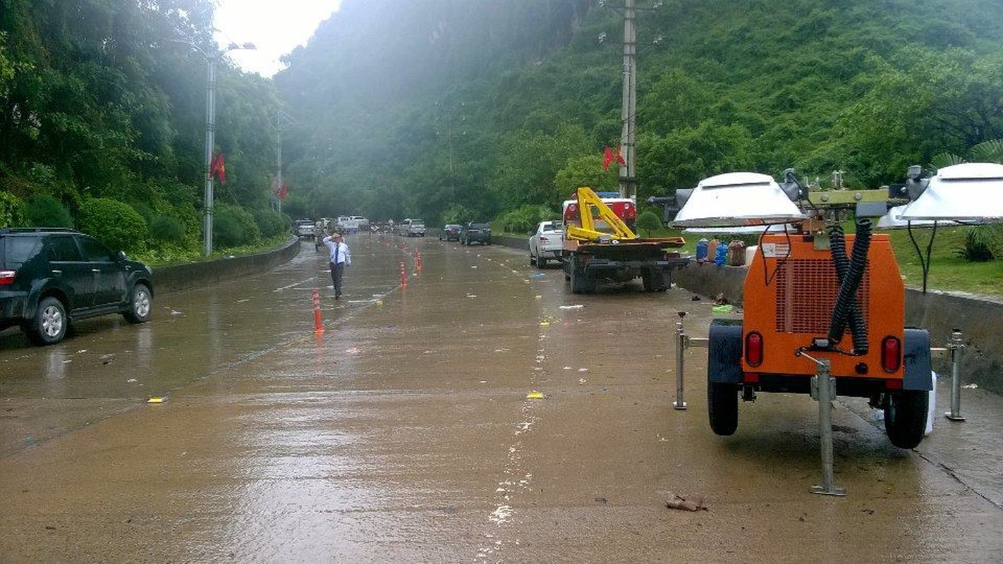 Can canh cuu cay xang bi ro ri trong mua lu o Quang Ninh-Hinh-15