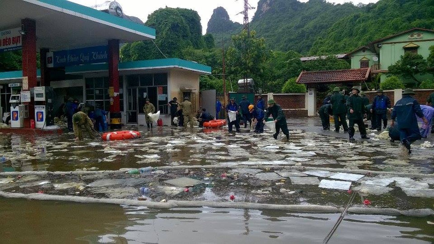 Can canh cuu cay xang bi ro ri trong mua lu o Quang Ninh-Hinh-3