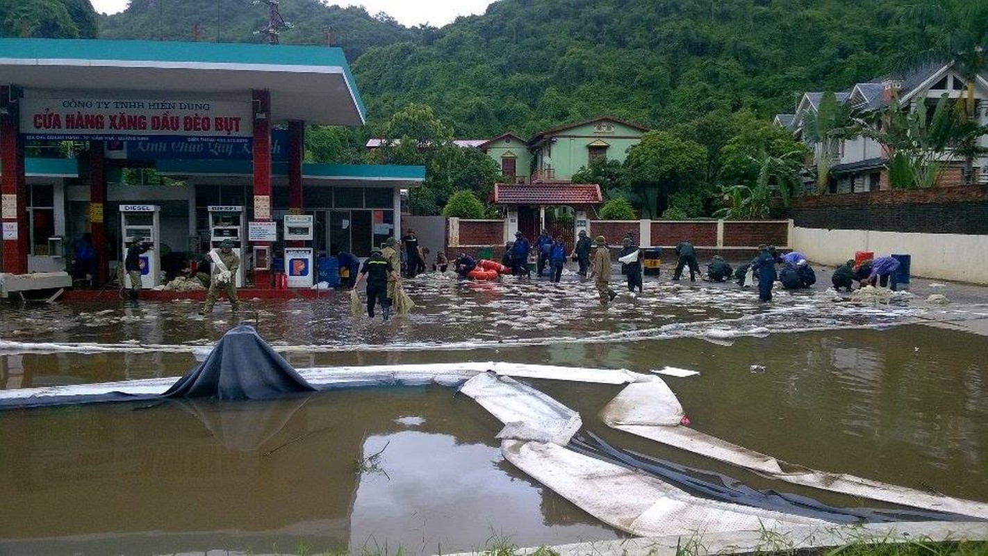 Can canh cuu cay xang bi ro ri trong mua lu o Quang Ninh-Hinh-5