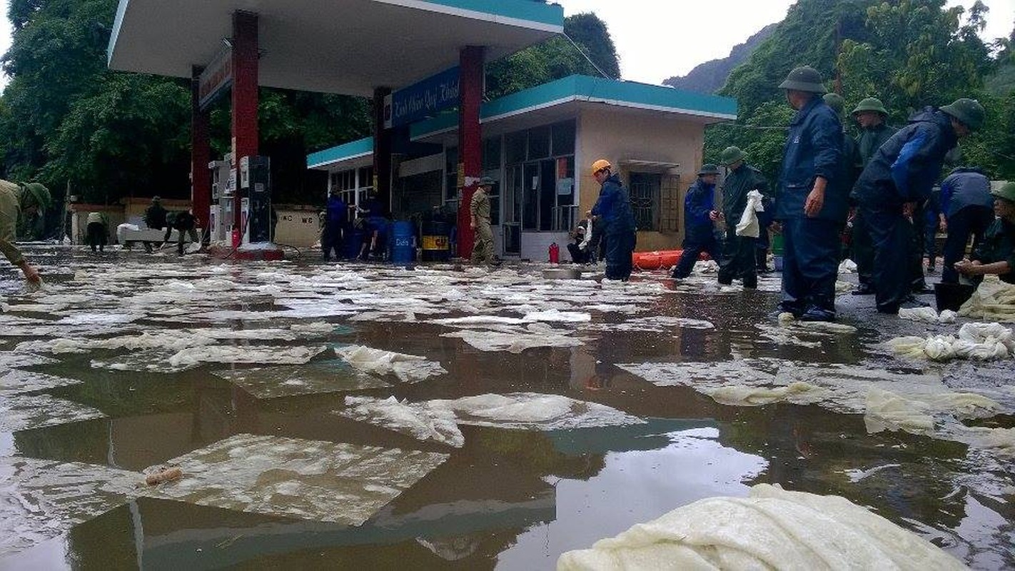 Can canh cuu cay xang bi ro ri trong mua lu o Quang Ninh-Hinh-7