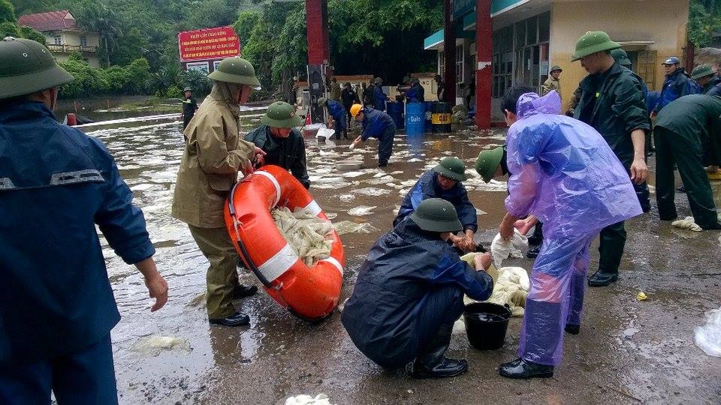 Can canh cuu cay xang bi ro ri trong mua lu o Quang Ninh-Hinh-8