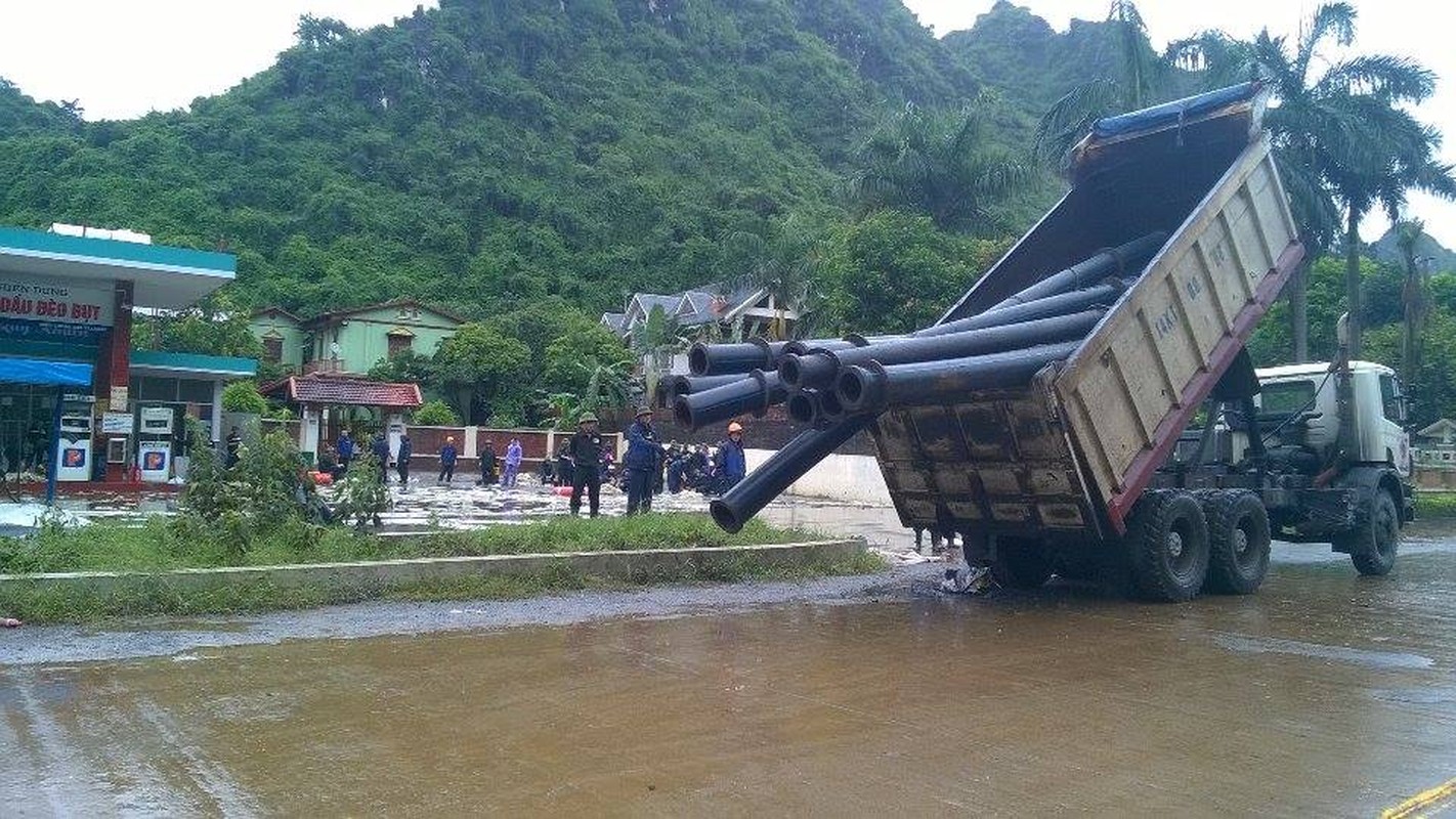 Can canh cuu cay xang bi ro ri trong mua lu o Quang Ninh-Hinh-9