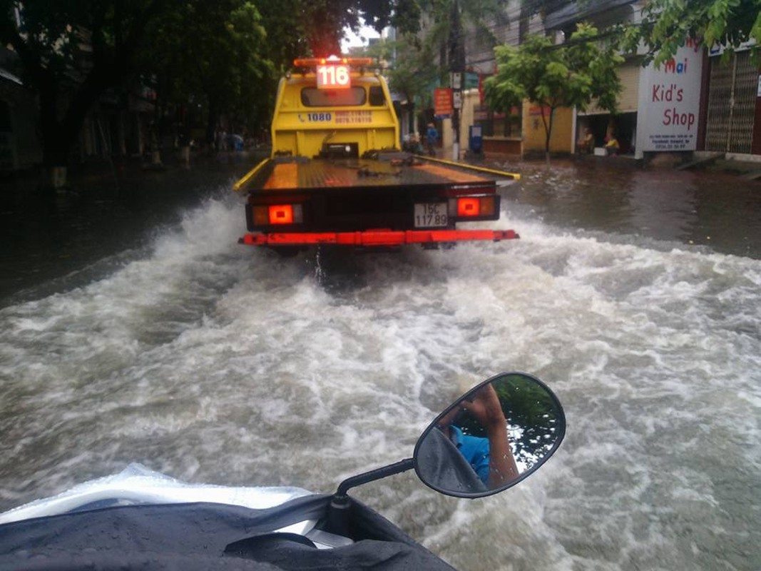 Canh o to boi trong nuoc lu o Hai Phong, Hai Duong-Hinh-5