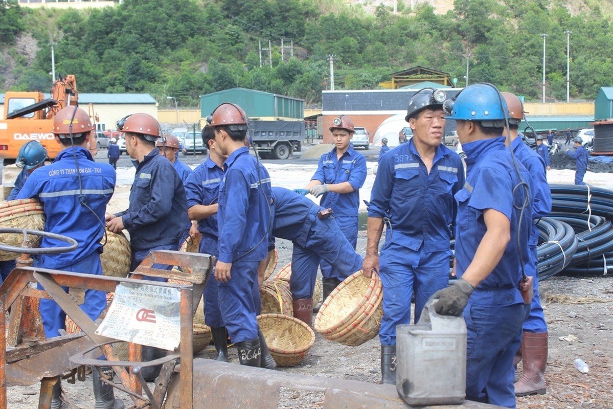 Buc tui nuoc ham lo Quang Ninh: Canh giai cuu cong nhan mac ket-Hinh-2