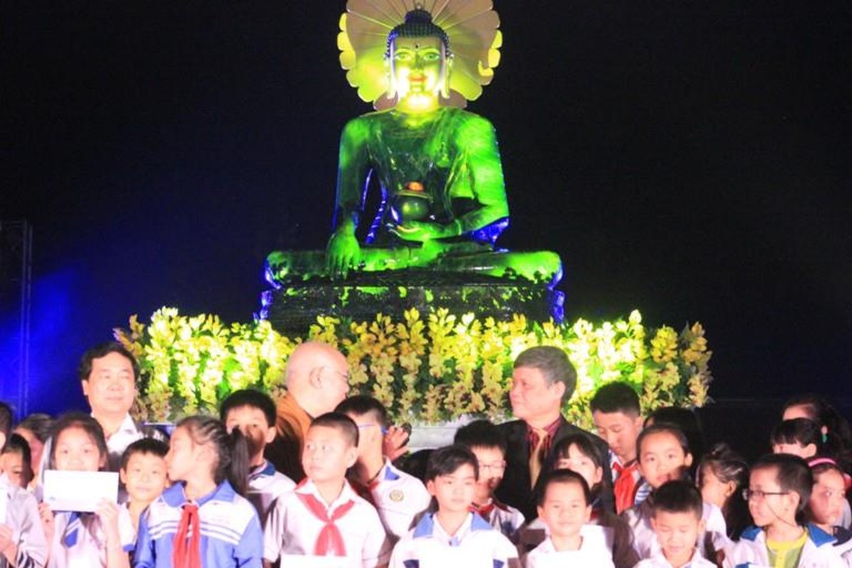 Hang nghin nguoi ve chua Hong Phuc chiem bai tuong Phat ngoc-Hinh-4