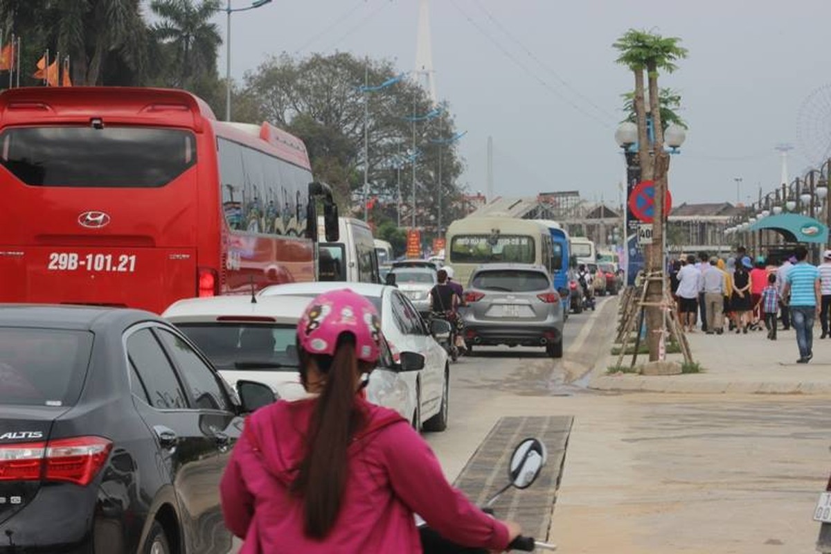 Choang ngop bai bien phu kin nguoi ngay nghi le 30/4-Hinh-12