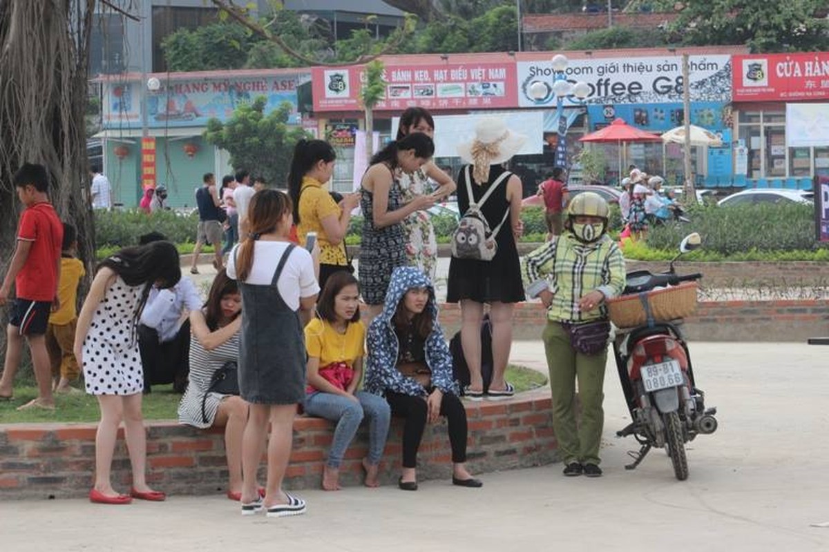 Choang ngop bai bien phu kin nguoi ngay nghi le 30/4-Hinh-5