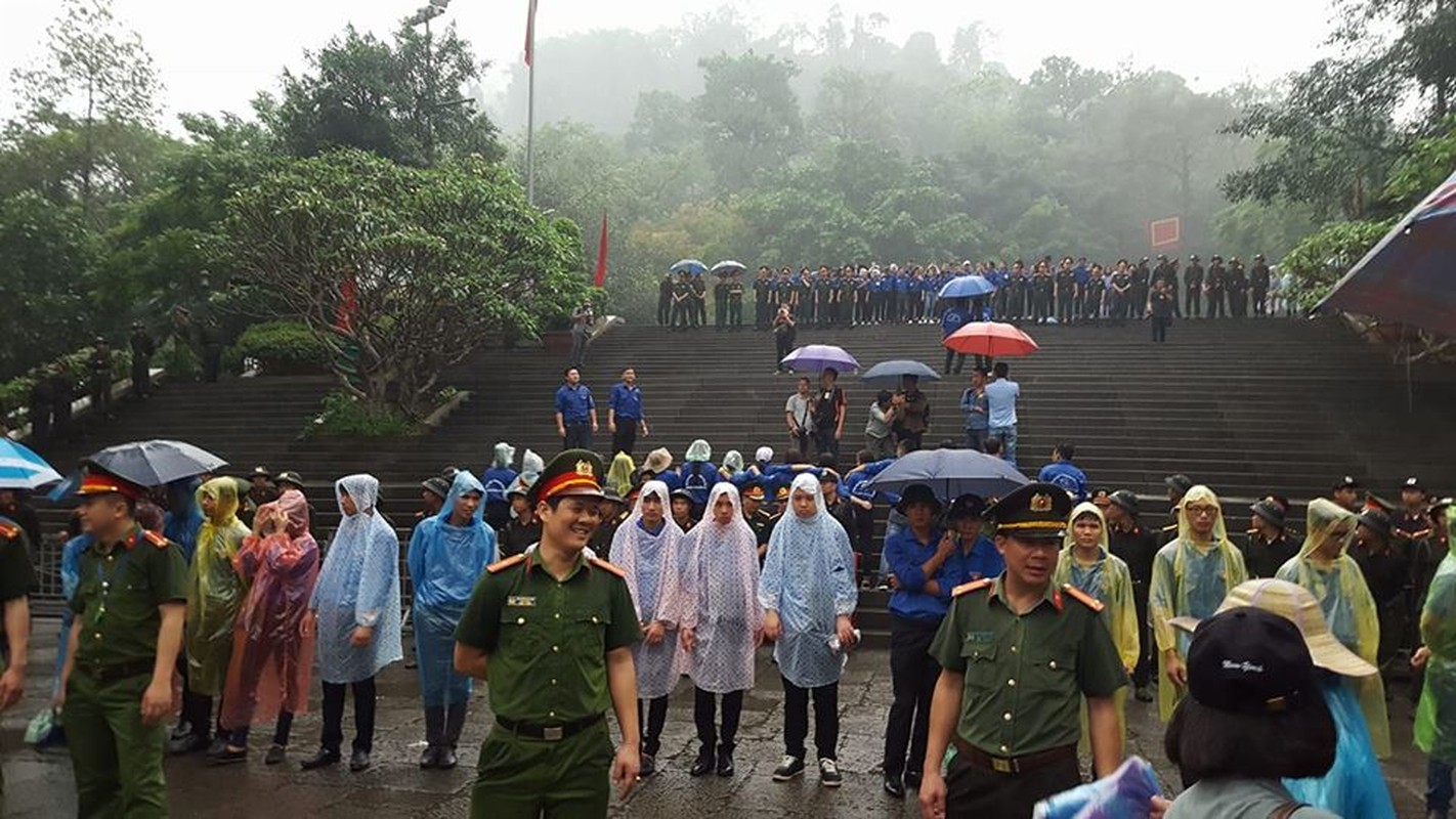 Cong an, sinh vien tinh nguyen doi mua dam bao an ninh tai le hoi den Hung-Hinh-5