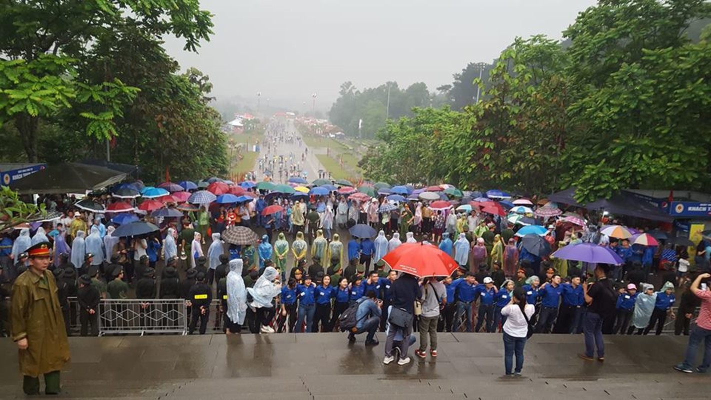 Cong an, sinh vien tinh nguyen doi mua dam bao an ninh tai le hoi den Hung-Hinh-8