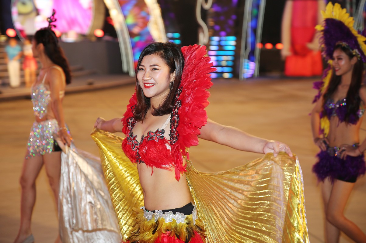Carnaval Ha Long 2018: Vu cong “nong bong”, nghe thuat dac sac-Hinh-14