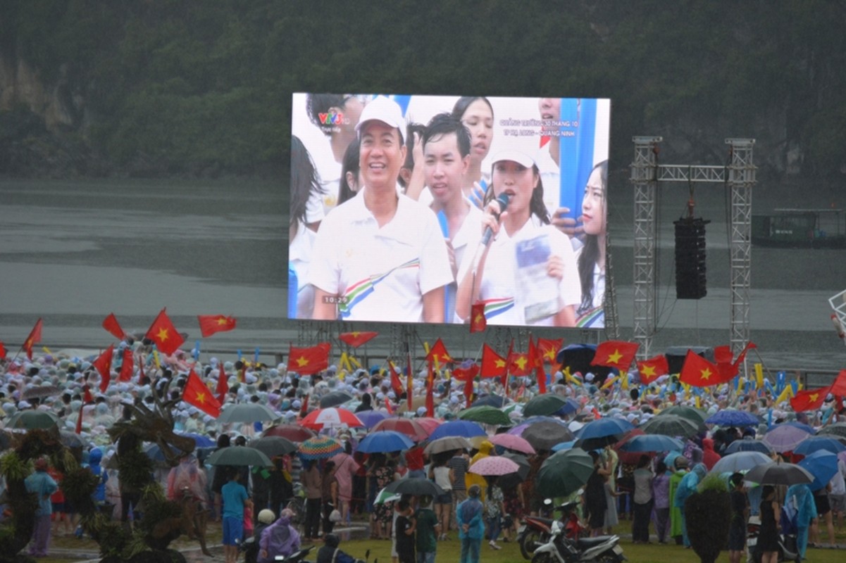 Quang Ninh: Nghin nguoi doi mua, 