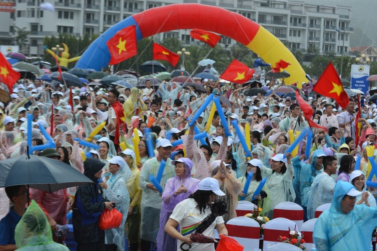 Quang Ninh: Nghin nguoi doi mua, 